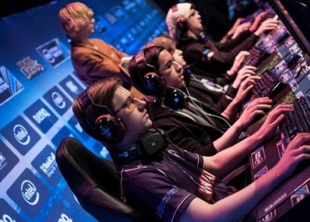 迅速拉开比 迅速拉开比